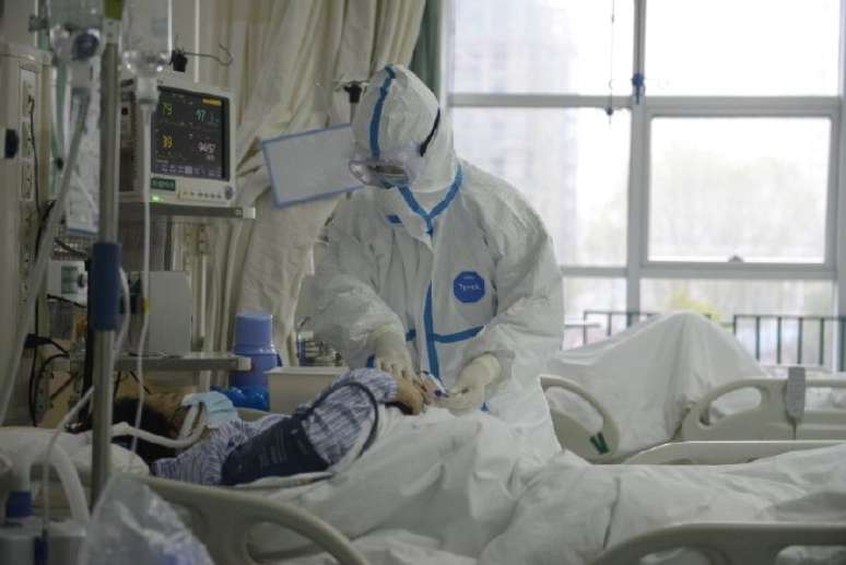 Membro da equipe médica do hospital central de Wuhan cuida de paciente
23/01/2020
Hospital Central de Wuhan Via WEIBO/ via REUTERS


Medical staff attending to a patient at the The Central Hospital Of Wuhan. China put millions of people on lockdown in two cities at the epicentre of a coronavirus outbreak as authorities around the world worked to prevent a global pandemic. Wuhan, a city of 11 million people, is on lockdown, with urban transport shut and outgoing flights suspended.       
THE CENTRAL HOSPITAL OF WUHAN VIA WEIBO/via REUTERS