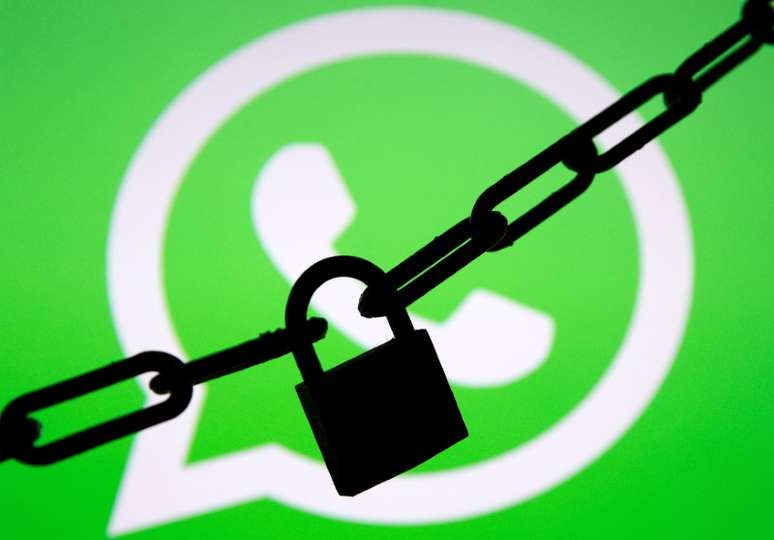 Foto ilustrativa mostra cadeado e correntes na frente de um logotipo do Whatsapp. 13/1/2017. REUTERS/Dado Ruvic