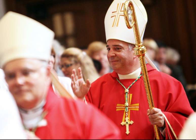 Bispo Nelson Perez durante cerimônia de ordenaçào episcopal em Nova York
25/07/2012 REUTERS/Gregory A. Shemitz 