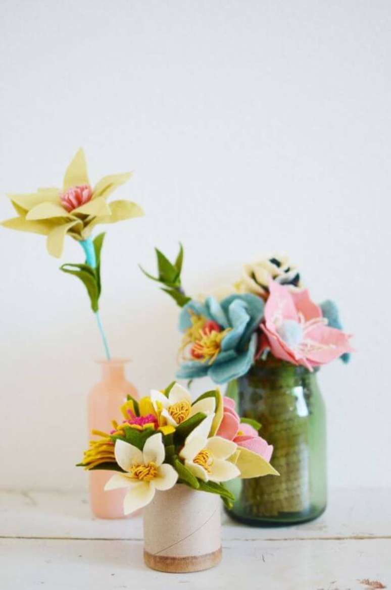 30. Flores de feltro para decoração – Foto: Bloesem Design