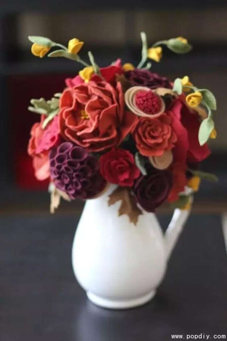 18. Vaso de flores vermelhas e vinho – Via: Pop DIY