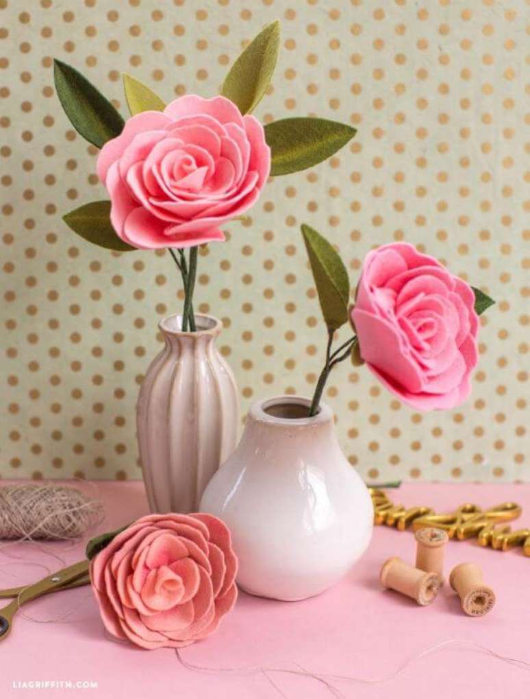 2. Flor de feltro rosa para decorar os vasos – Foto: Lia Griffin
