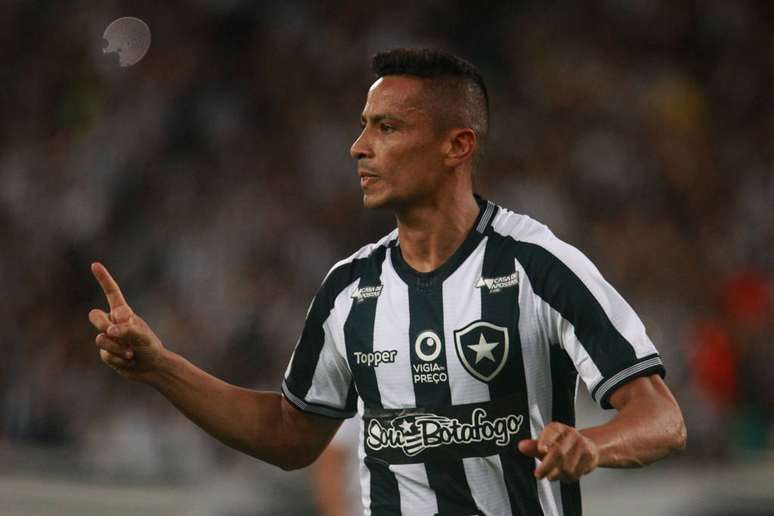 Cícero é testado como zagueiro no Botafogo (Foto: Divulgação/Vítor Silva)