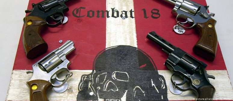 Arquivo: itens do grupo Combat 18 apreendidos em 2003