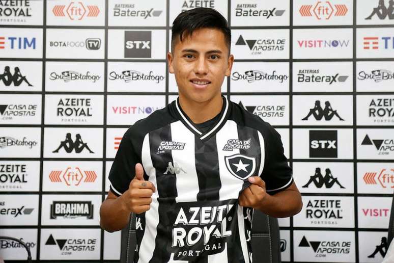 Lecaros veio do Real Garcilaso, do Peru (Foto: Vítor Silva/Botafogo)