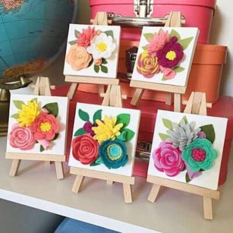 62. Quadros com flores de feltro – Via: Cafofu Atelie De Arte