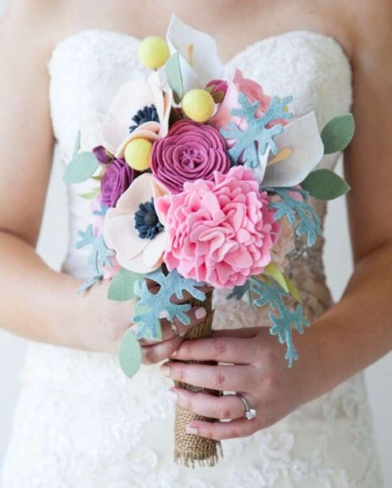 26. Buqu&ecirc; de flor de feltro em tons de roxo e branco &ndash; Foto: Something Turquoise