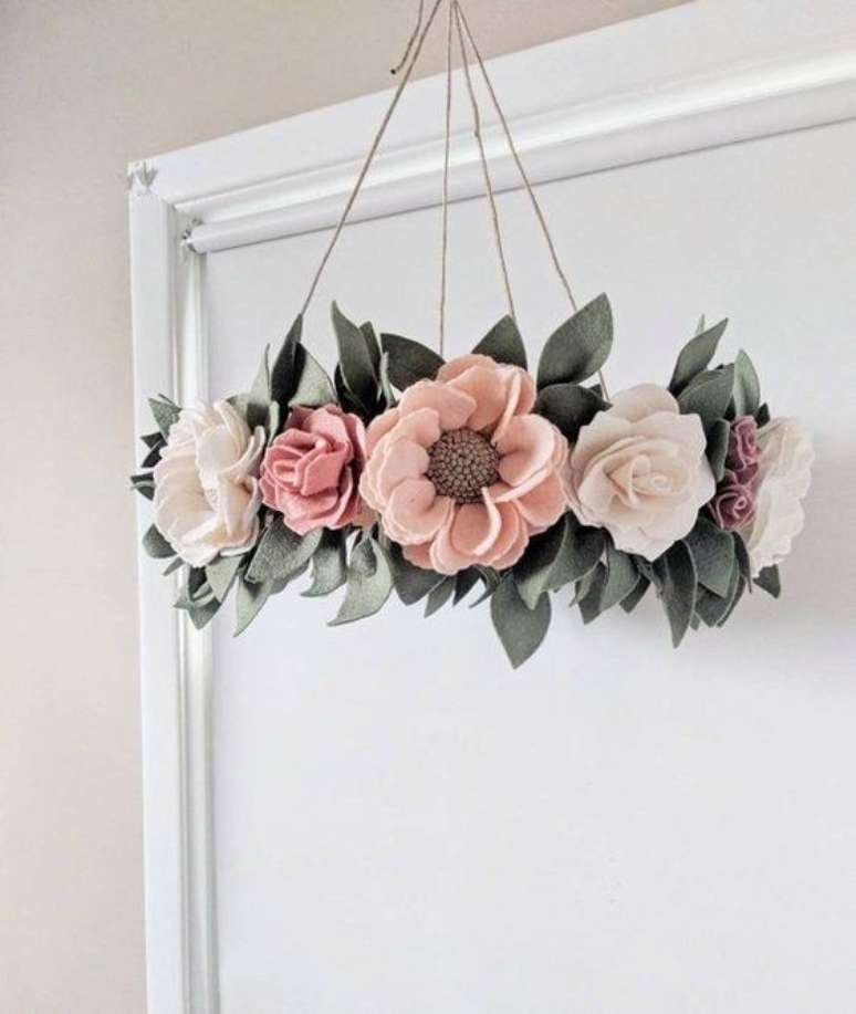 32. Decoração de quarto com flor de feltro – Via: Pinterest