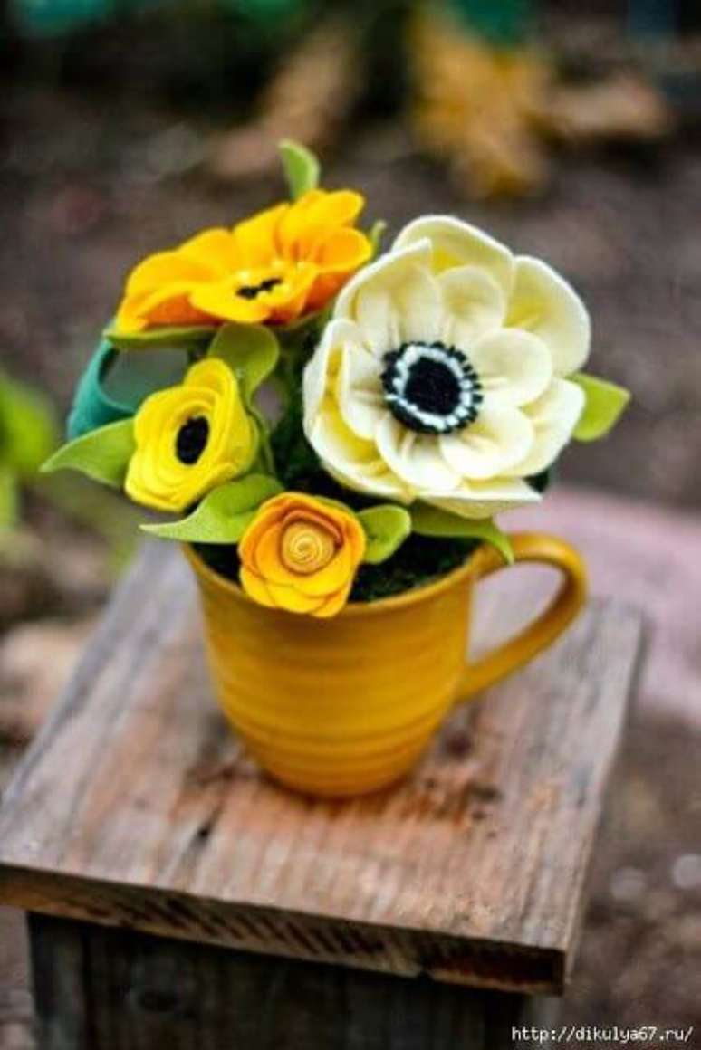 53. Vaso com flor de feltro – Via: Dikulya