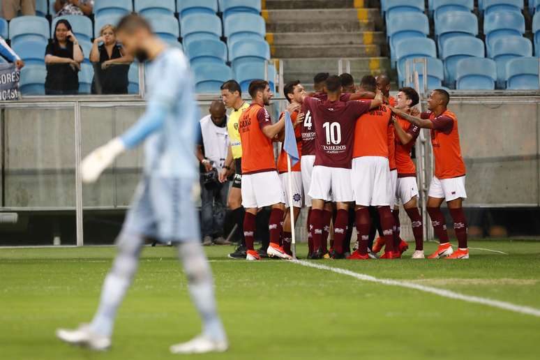 Vanderlei (frente) lamenta, enquanto jogadores do Caxias comemoram gol de Tilica.