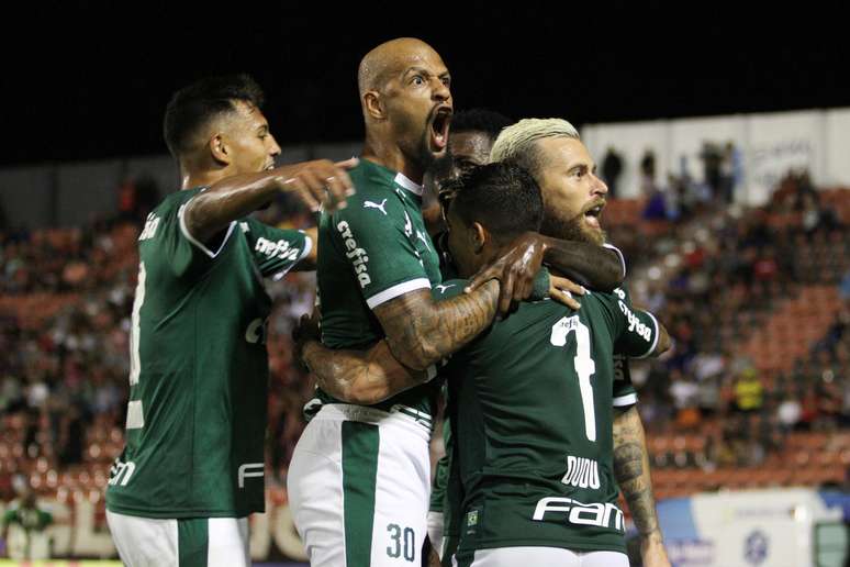 Jogadores comemoram o segundo palmeirense.