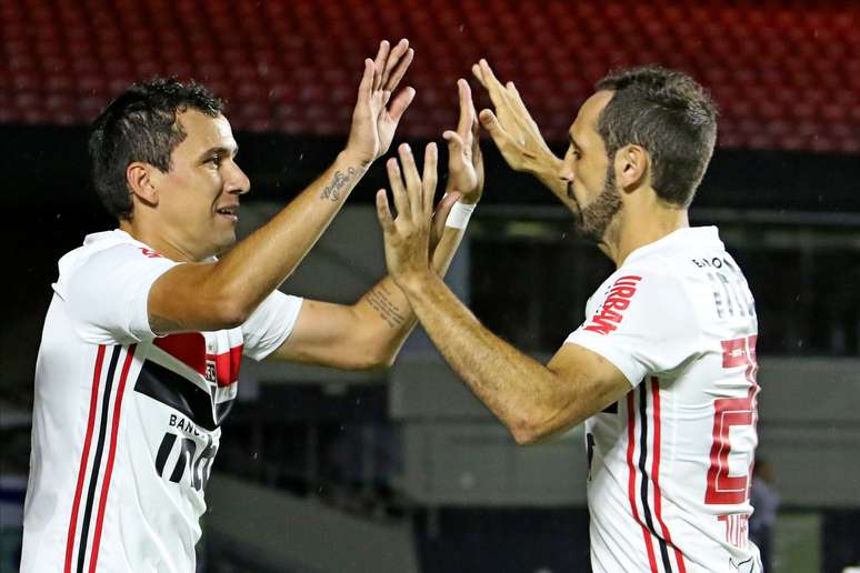 Pablo (esquerda) comemora seu gol com Juanfran.