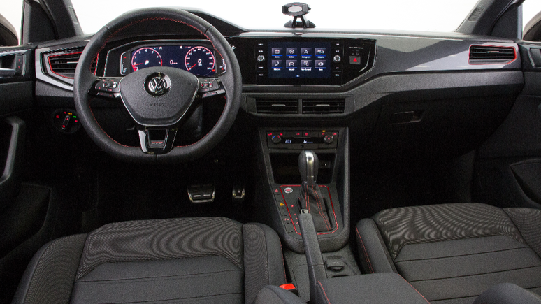 O interior do Virtus GTS tem muita classe, com o painel totalmente digital.