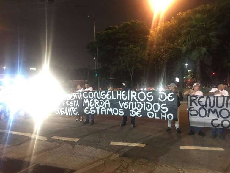 Torcida do São Paulo protestou antes do jogo (Foto: Reprodução)