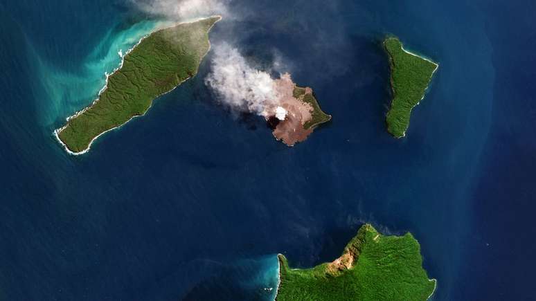 O Anak Krakatoa em foto aérea de agosto de 2018, o "filho do Krakatoa" emergiu da caldeira do vulcão original em 1929
