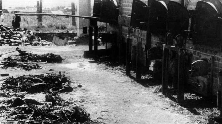 Geralmente, quatro a cinco corpos eram cremados juntos nos fornos de cremação em Auschwitz