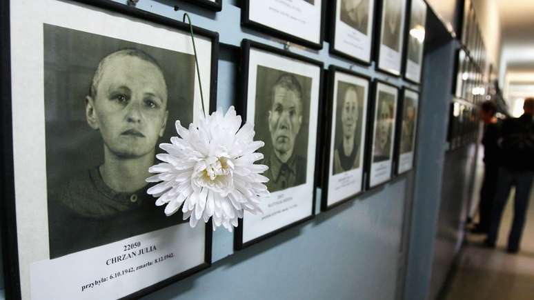 Fotos de alguns dos assassinados em Auschwitz em exibição em Cracóvia, Polônia