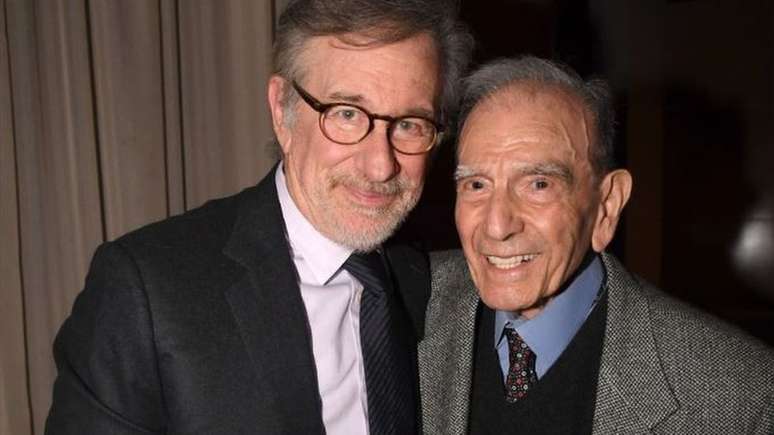 Steven Spielberg, diretor do filme 'A lista de Schindler', sobre o Holocausto, posa para foto ao lado de Dario Gabbai