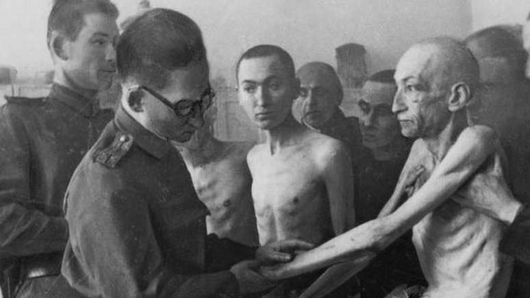 Sobreviventes de Auschwitz sendo examinados por m&eacute;dicos sovi&eacute;ticos ap&oacute;s a liberta&ccedil;&atilde;o do campo em 27 de janeiro de 1945