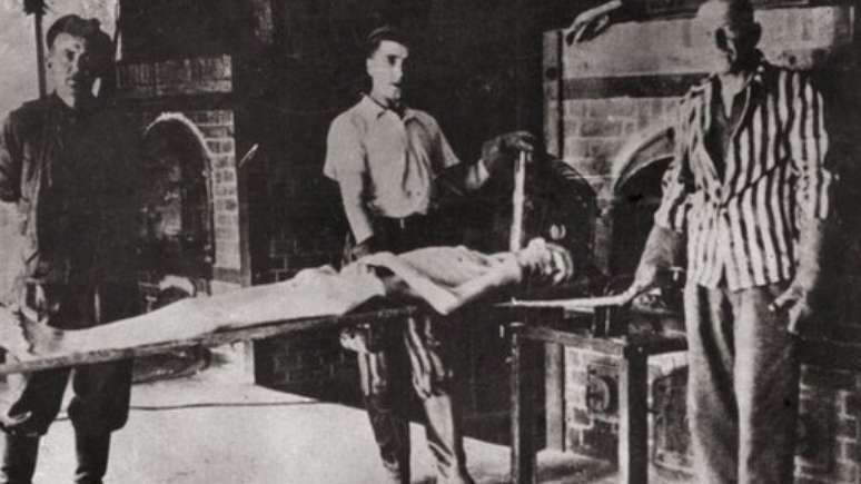 Depois da libertação de Auschwitz, os soviéticos encenaram o processo de cremação com Sonderkommandos