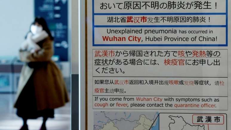 Aviso no aeroporto de Tóquio alerta para surto de coronavírus em Wuhan, na China