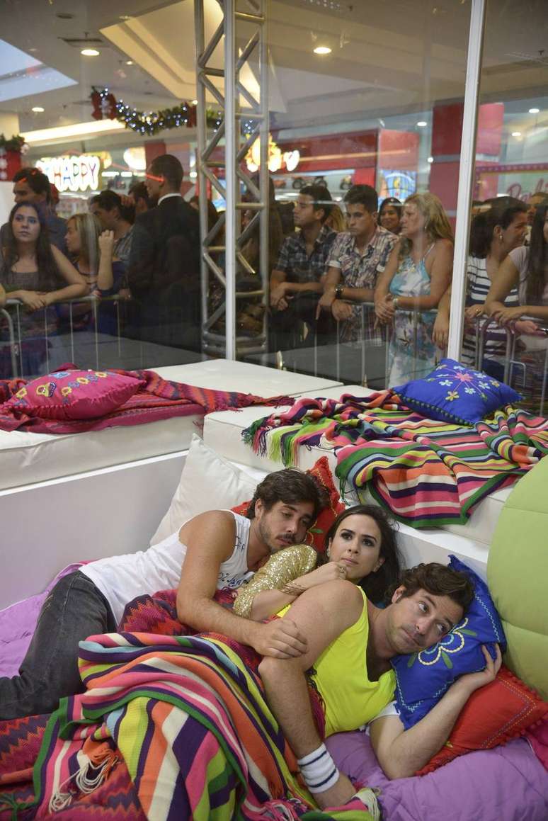 Celso Bernini, Tatá Werneck e Emilio Orciollo Neto em cena de 'Amor à Vida' na Casa de Vidro do BBB.  