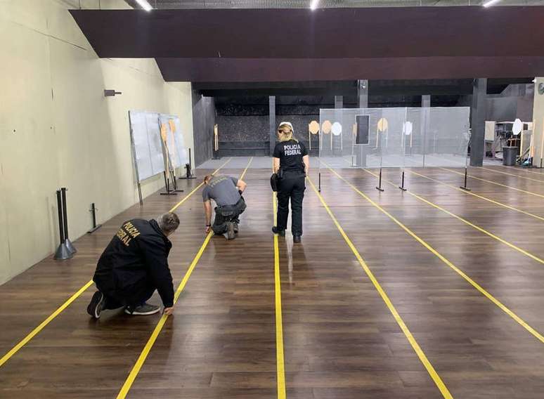 Policiais federais fiscalizam clube de tiro