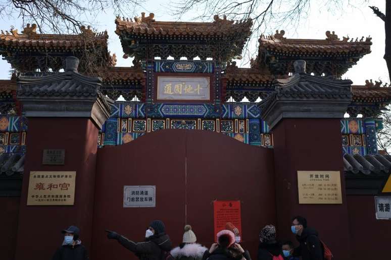 Pessoas em frente a portão de templo na China fechado devido a surto de coronavírus
24/01/2020
REUTERS/Carlos Garcia Rawlins