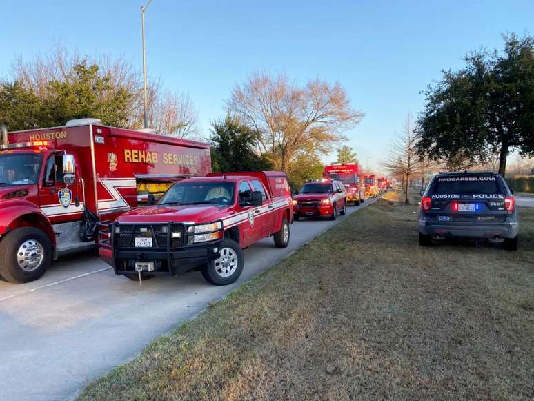 Carros dos bombeiros em local de explosão em Houston
24/01/2020
REUTERS/Collin Eaton