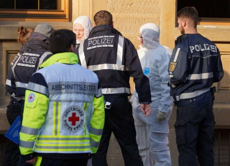 Policiais e especialistas forenses em local onde jovem matou pais e outros parentes em Rot am Seem, na Alemanha
24/01/2020  REUTERS/Oliver Stroebel