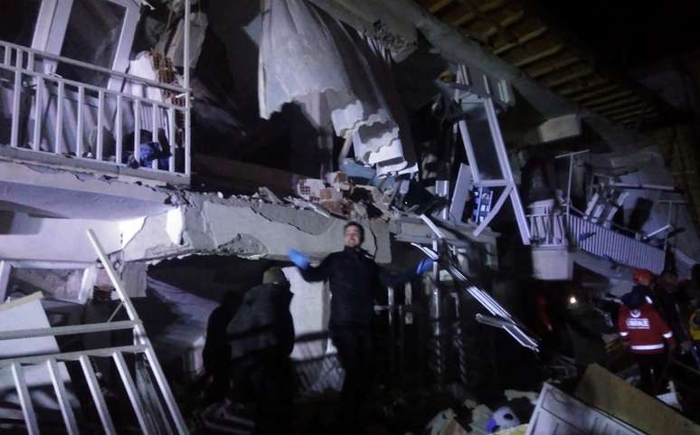 Equipes de resgate do lado de fora de prédio que desabou durante terremoto em Elazig, na Turquia
24/01/2020 Ihlas News Agency (IHA) via REUTERS 