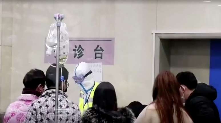 Funcionário de hospital é visto com traje de proteção em Wuhan
22/01/2020
China News Service/via REUTERS TV