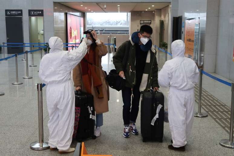 Passageiros têm temperatura checada ao chegarem em Xianning, cidade próxima de Wuhan
24/01/2020
REUTERS/Martin Pollard