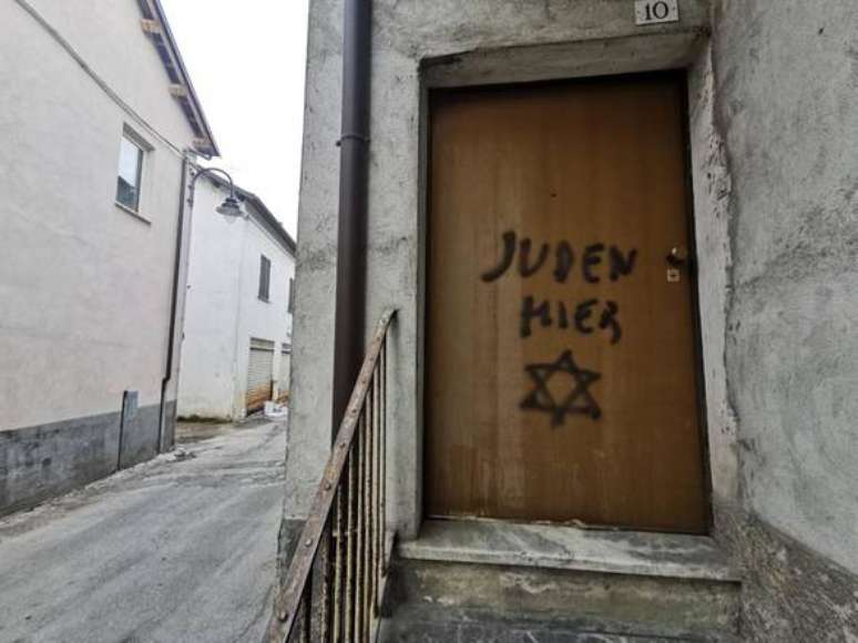 Pichação antissemita na casa de filho de vítima de Holocausto