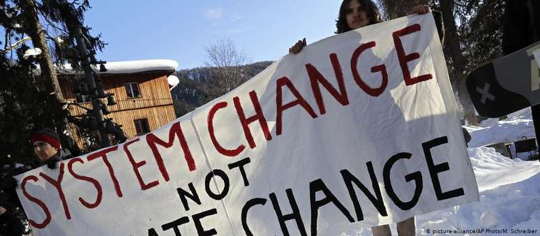 Protestos em Davos: "Mudança de sistema, não mudança climática"