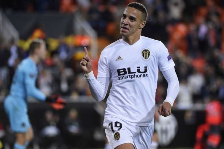 Rodrigo em campo pelo Valencia (Foto: AFP)