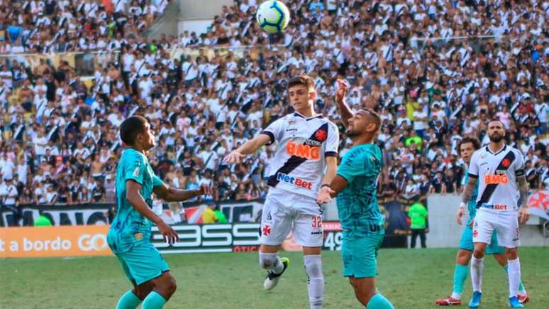 Gabriel Pec foi utilizado como meia nas duas partidas do ano, mas ainda não rendeu (Foto: J Ricardo/ Lancepress!)