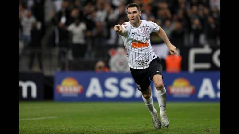 Boselli marcou três gols gols na vitória contra o Botafogo-SP (Foto: Ricardo Moreira/Fotoarena)