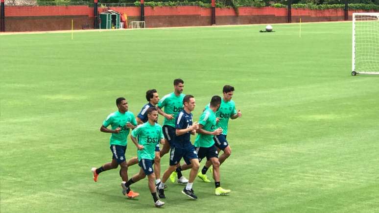 Reforços do Flamengo encerraram o treino com corrida ao redor do campo (Foto: Lazlo Dalfovo)