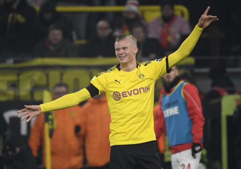 Haaland comemorando: atacante tem um início meteórico com a camisa dos aurinegros (Foto: INA FASSBENDER/AFP)