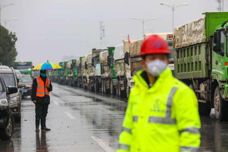 Movimentação em canteiro de obras de hospital para vítimas de coronavírus em Wuhan, na China