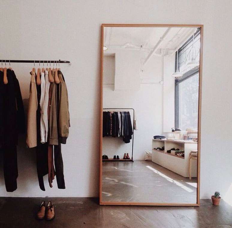 10. Closet simples decorado com espelho de chão com moldura de madeira fina – Foto: We Heart It