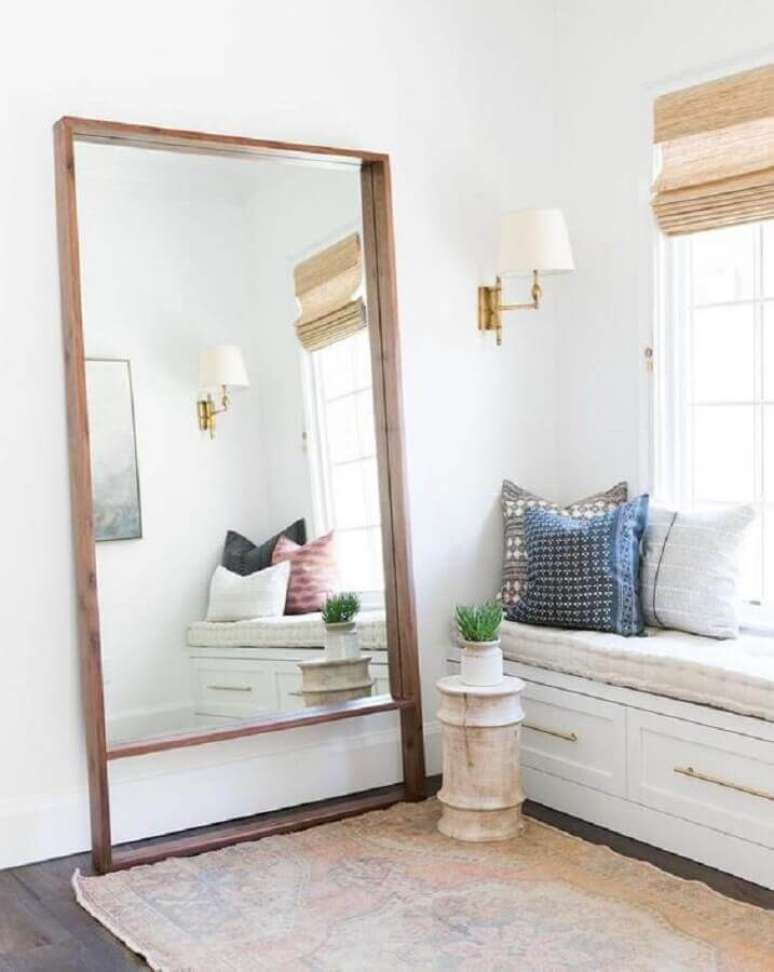 11. Decoração clean com espelho de chão com suporte de madeira – Foto: McGee & Co.