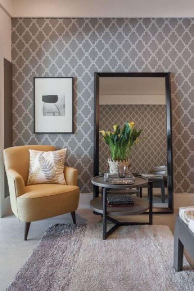 14. Decoração para sala com papel de parede cinza e espelho de chão preto – Foto: Pinterest