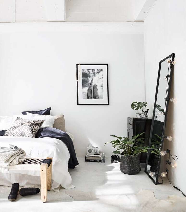 16. Decoração minimalista com espelho de chão para quarto preto e branco – Foto: We Heart It