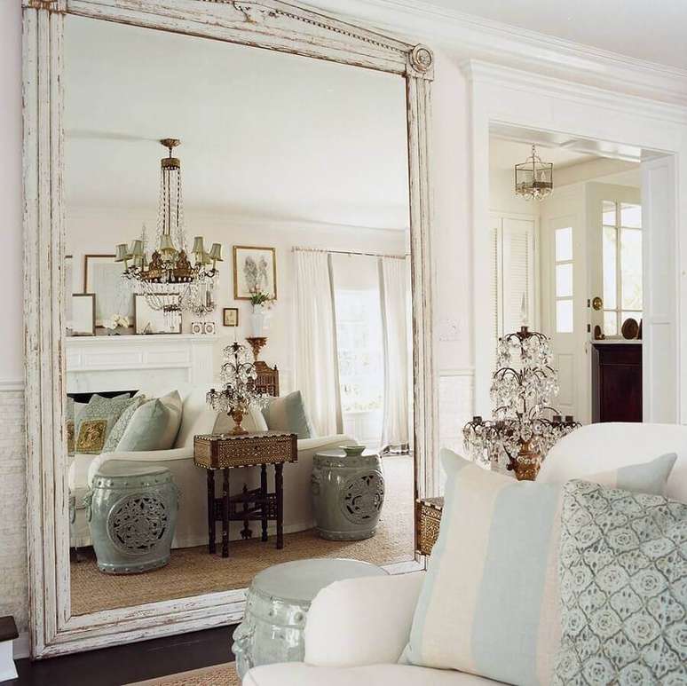 6. Decoração para sala clássica e sofisticada com espelho grande de chão – Foto: PopSugar