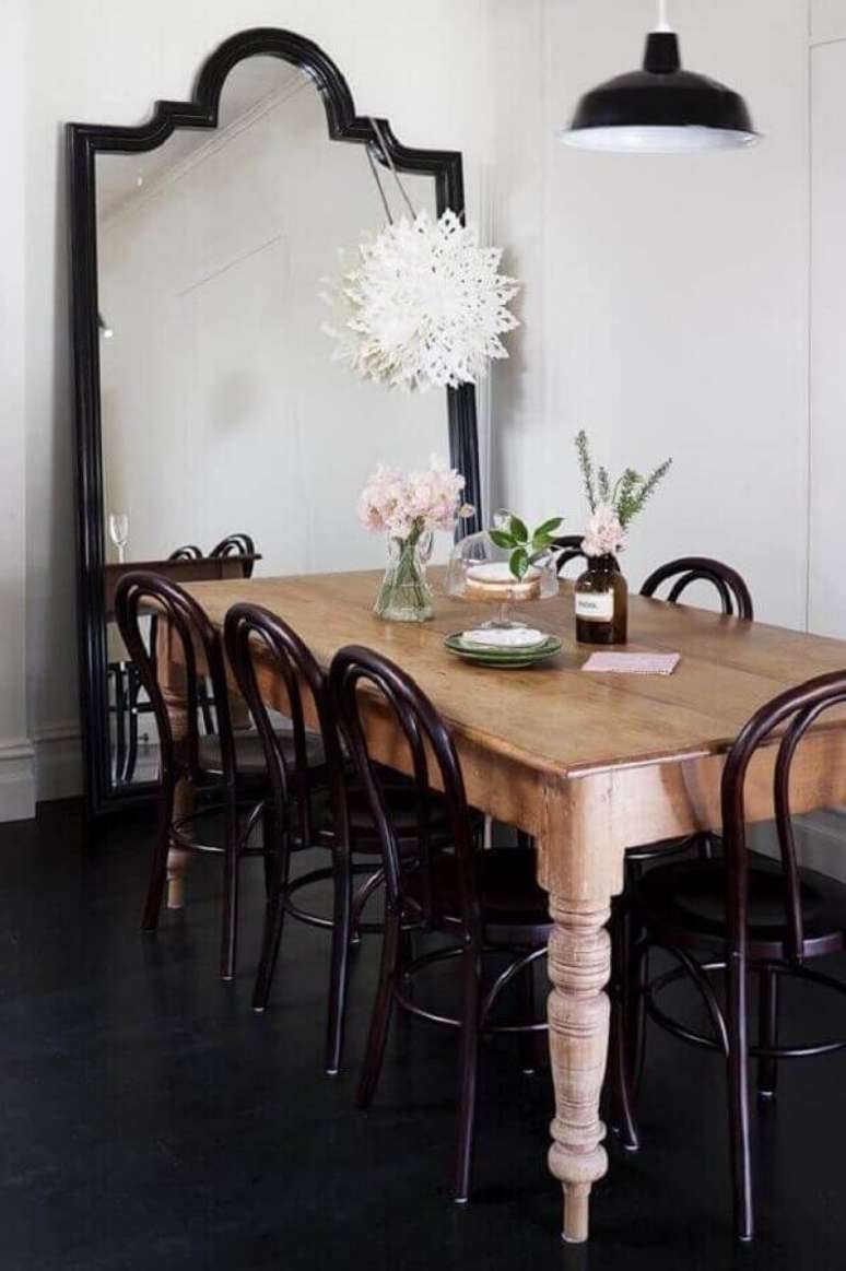 18. Decoração simples e retrô para sala de jantar com espelho de chão preto – Foto: Apartment Therapy
