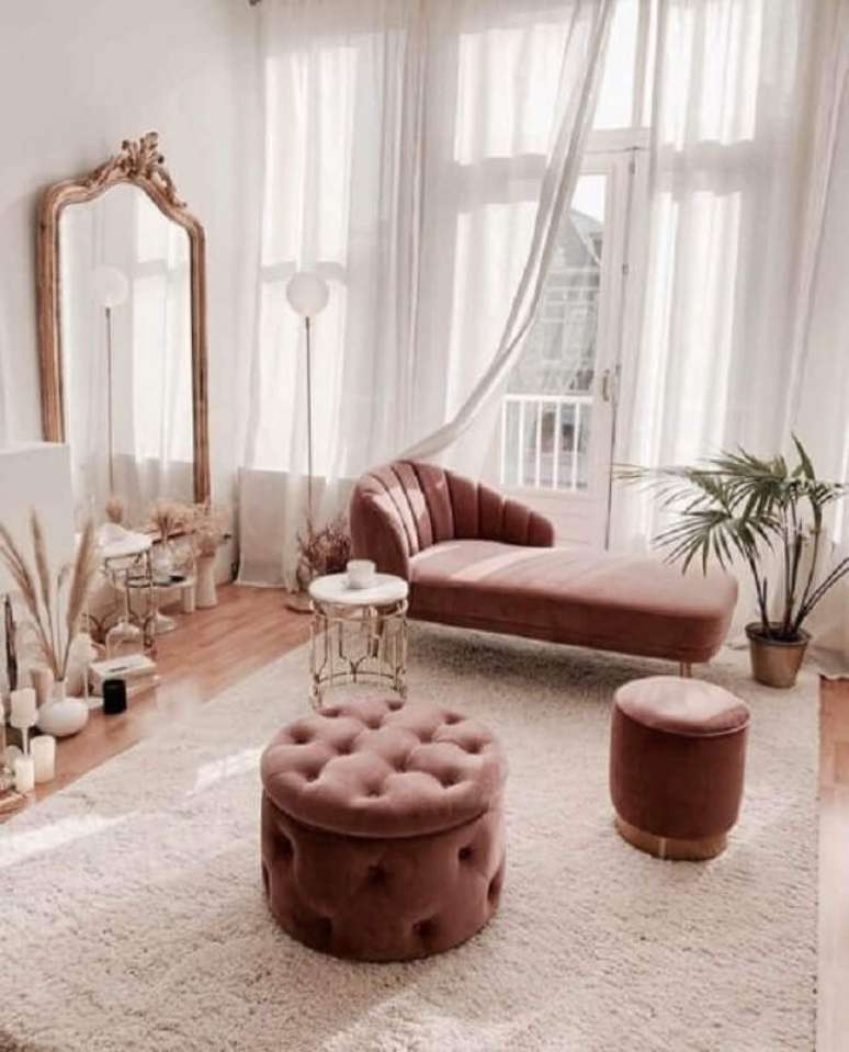 19. Decoração romântica para sala com espelho de chão com moldura clássica – Foto: Pinterest