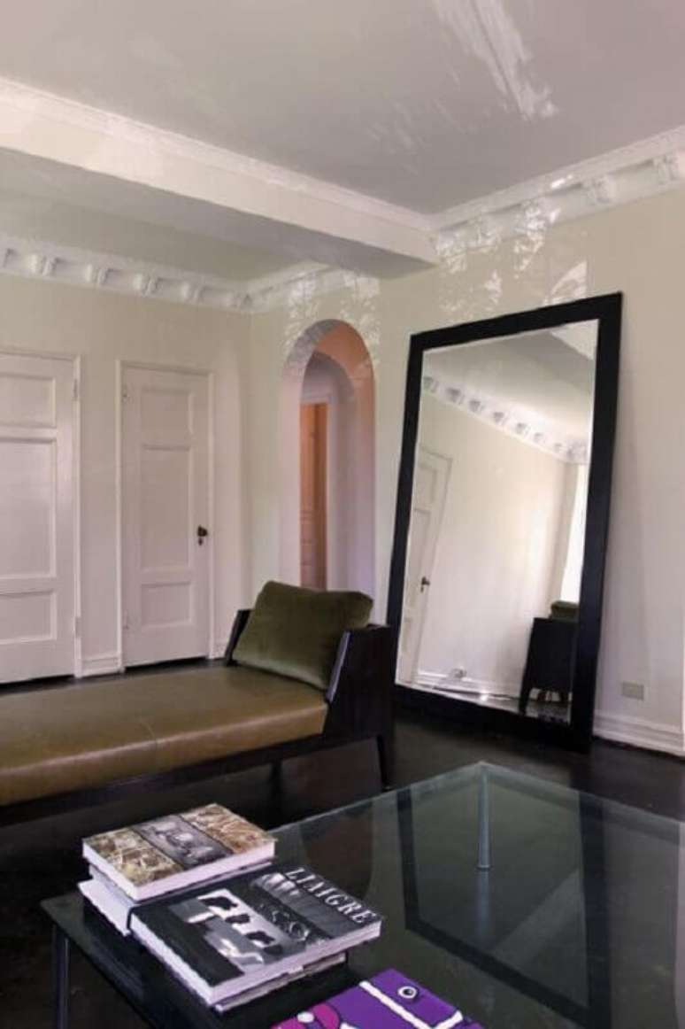8. Hall de entrada decorado com espelho de chão preto – Foto: Apartment Therapy