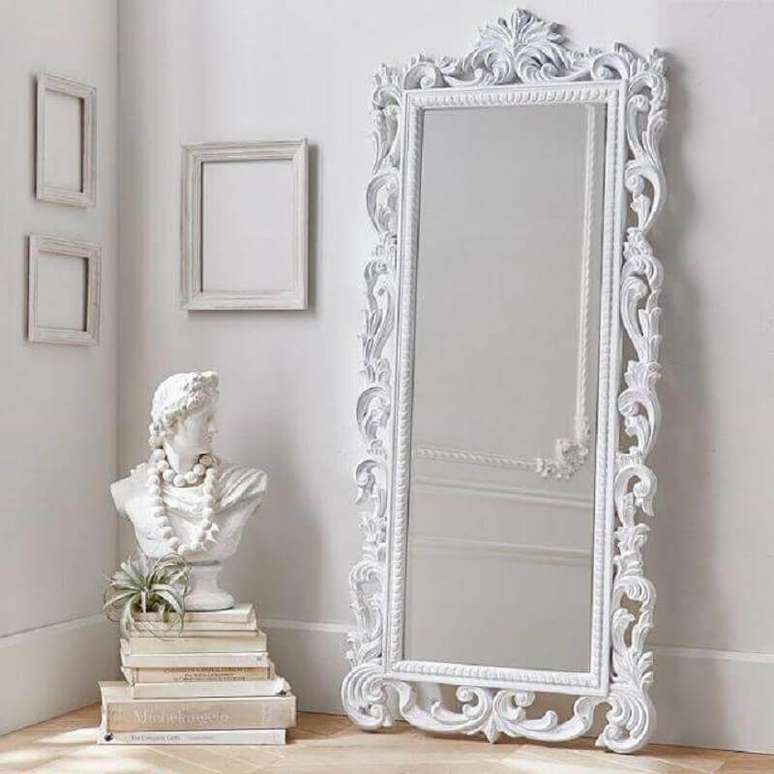 24. Espelho de chão branco com moldura provençal – Foto: Pinterest